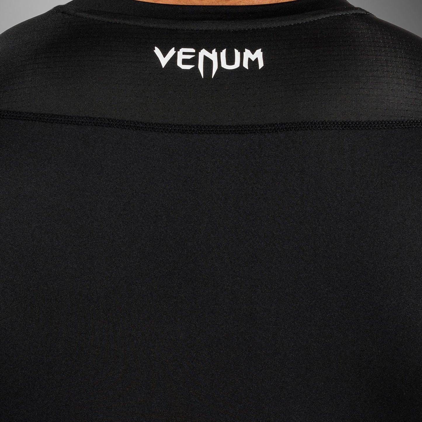 Venum Attack 男士短袖紧身防磨衣 – 黑色/灰色