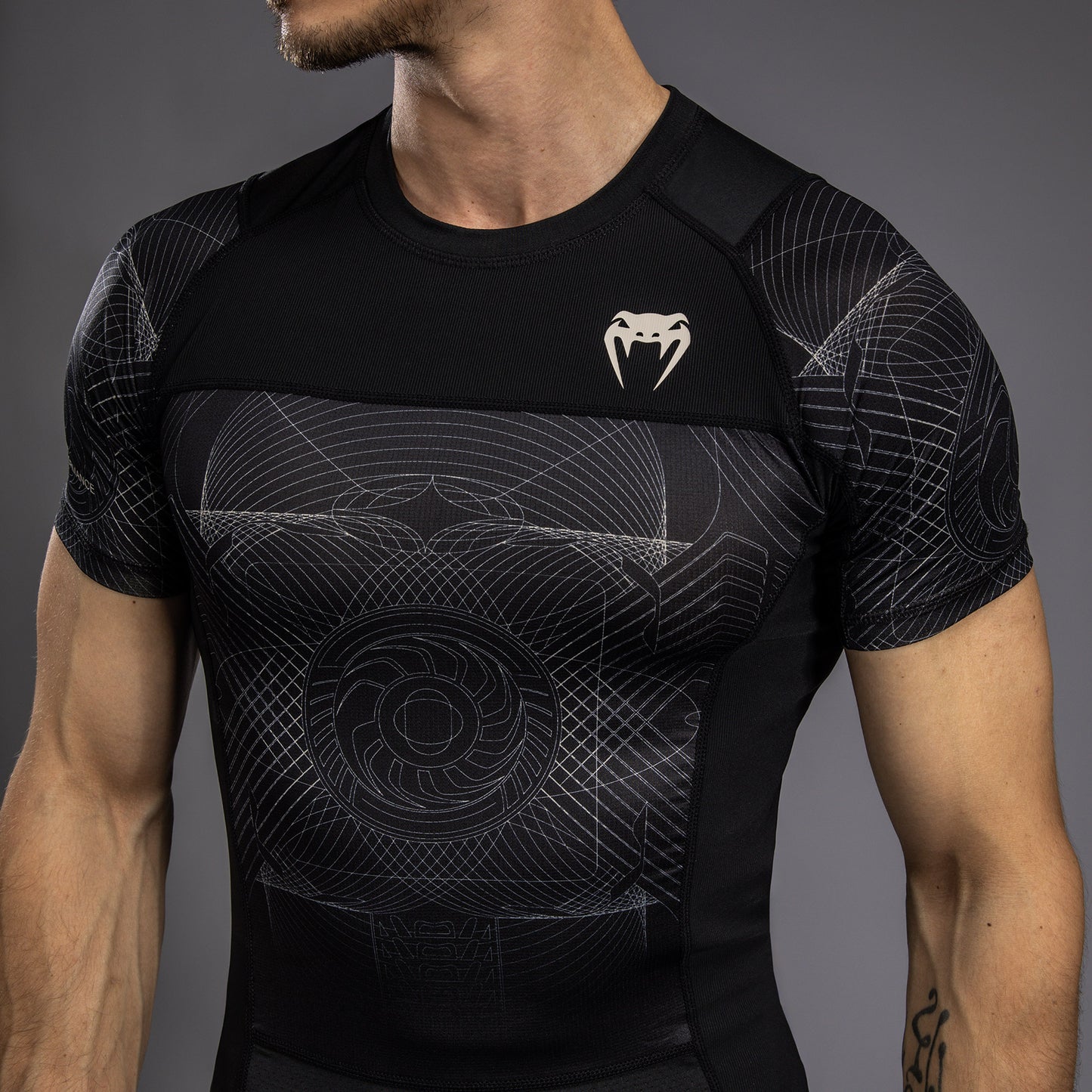 Venum G-Fit Air 男士短袖紧身防磨衣 – 深黑色/沙色