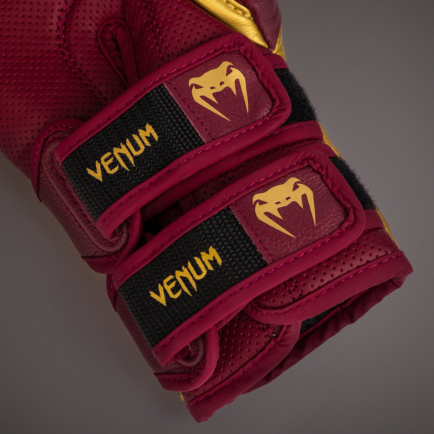 Venum Reverso 拳击手套 – 樱桃红色/金色