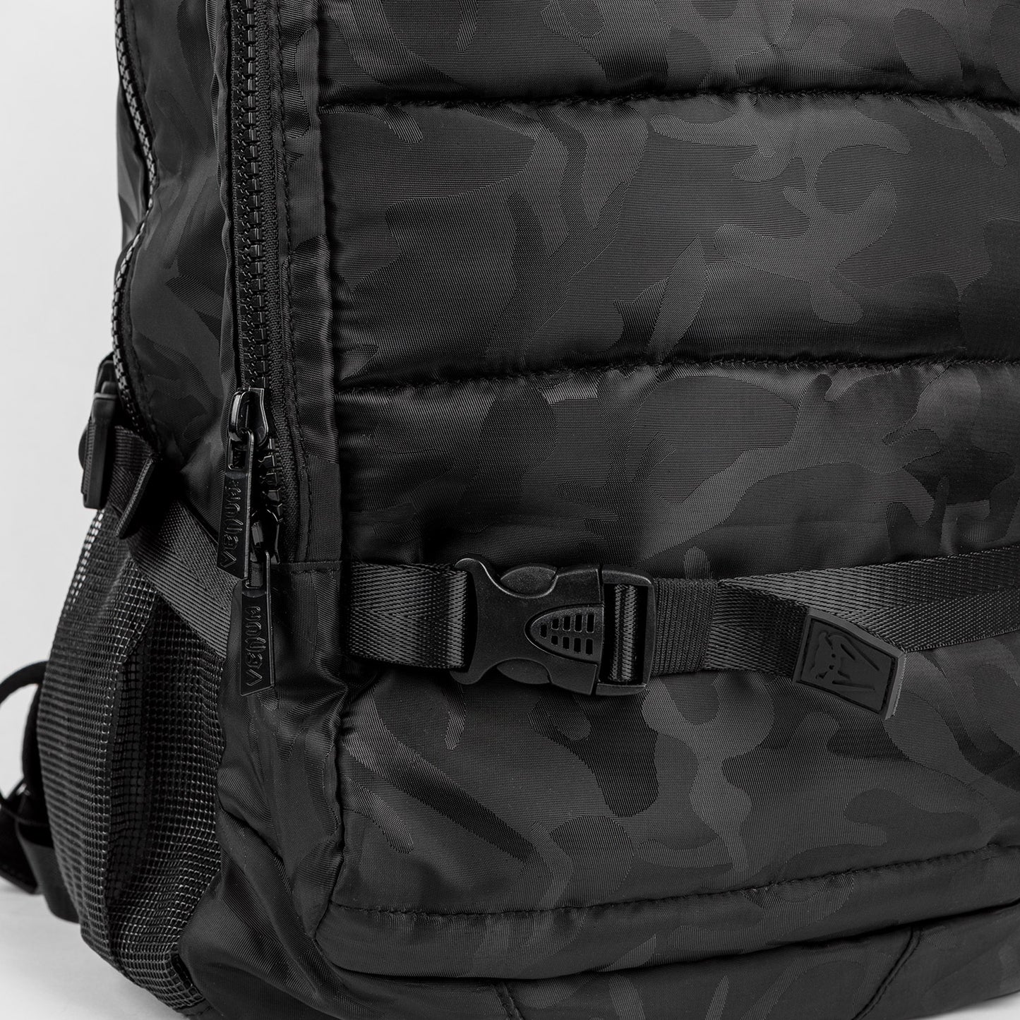 Venum Challenger Pro 背包 (20-25L) – 黑色/深迷彩