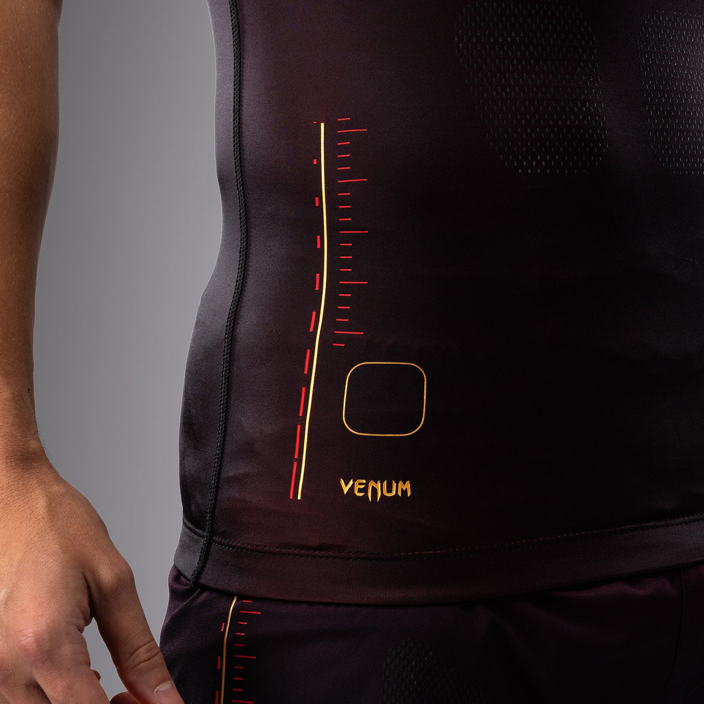 Venum Tactical XT 短袖紧身防磨衣 – 黑色/酒红色/金色