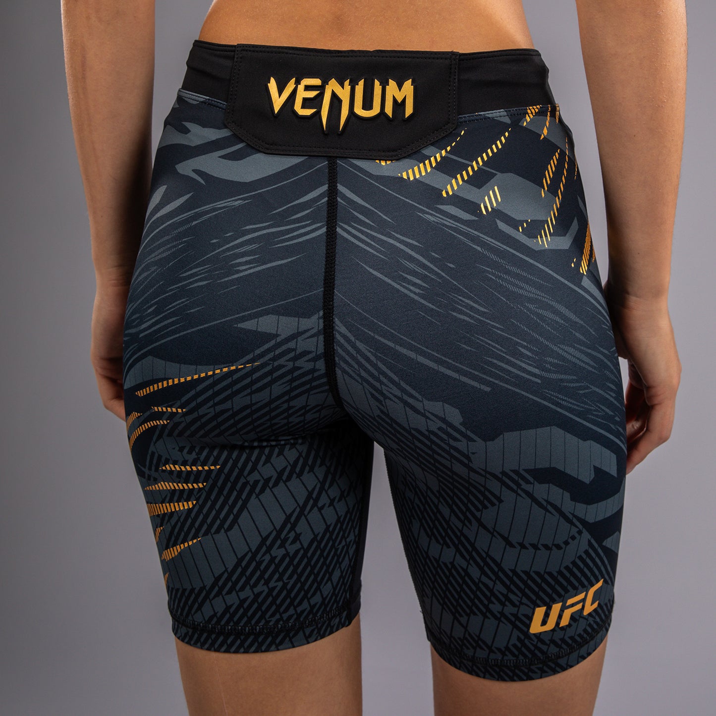 UFC Fusion by Venum Authentic Fight Night 女士综合格斗短裤 – 长款 – 冠军款