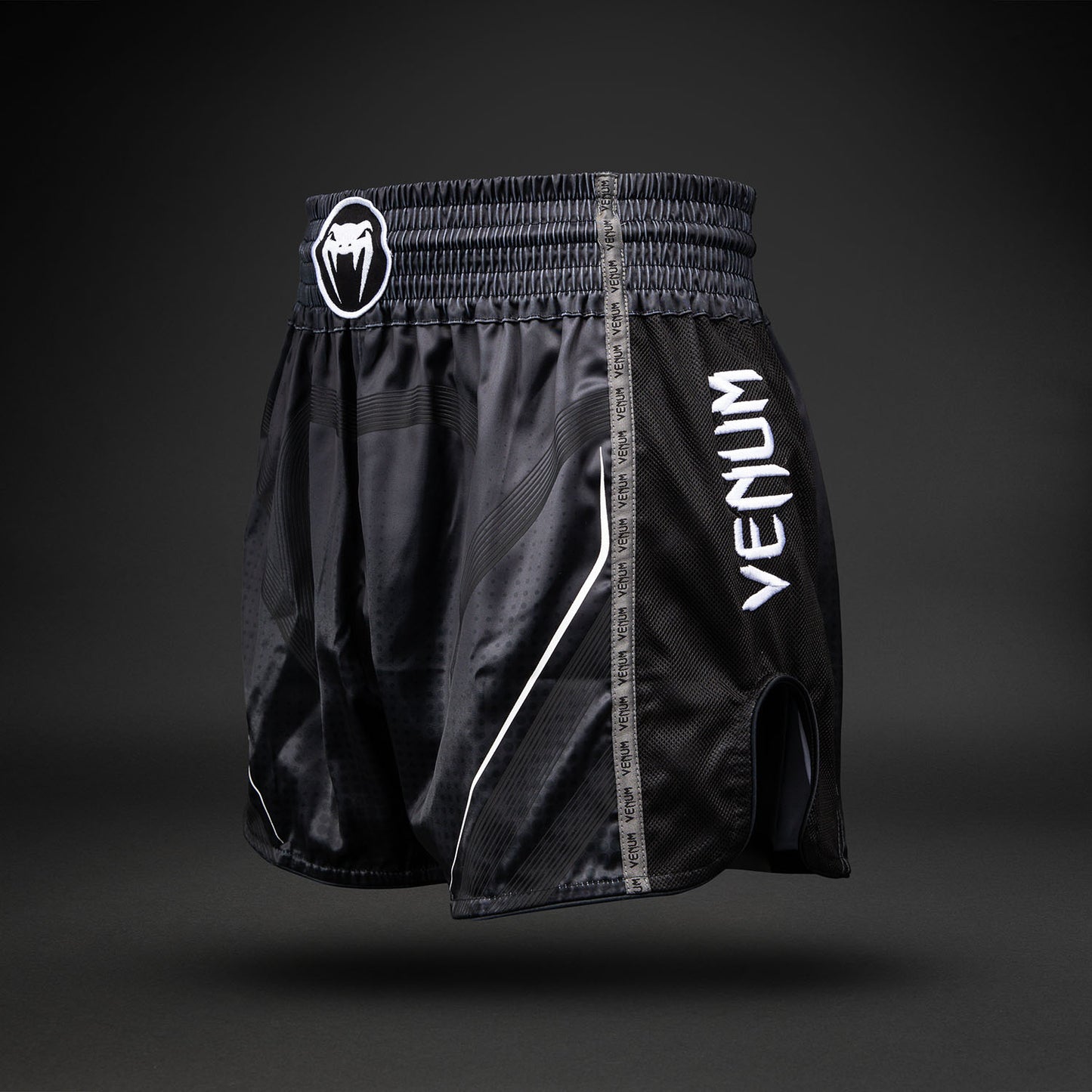 Venum Stealth 泰拳短裤 – 黑色/白色