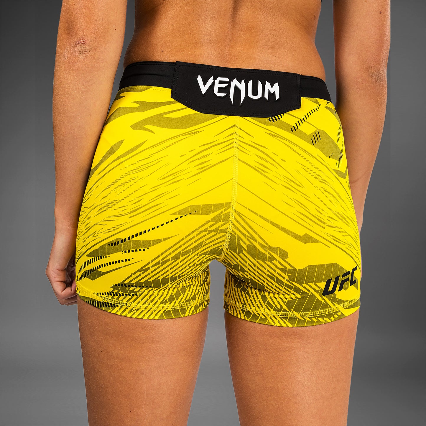 UFC Fusion by Venum 女士综合格斗短裤 – 短款 – 黄色