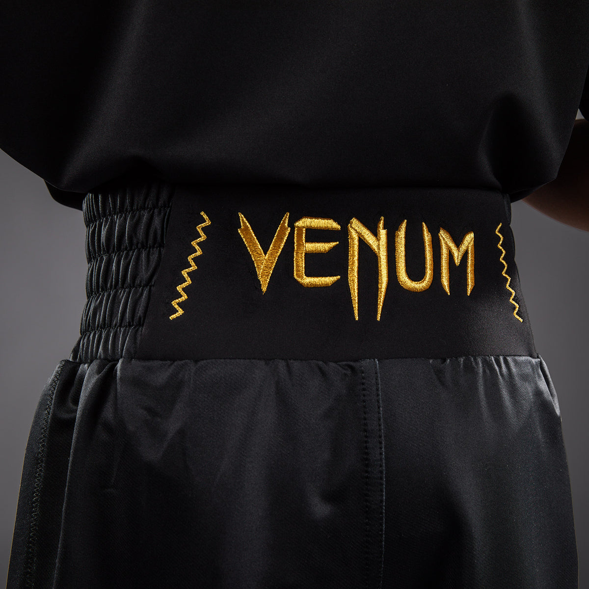 Venum Attack 儿童拳击短裤 - 黑色/金色