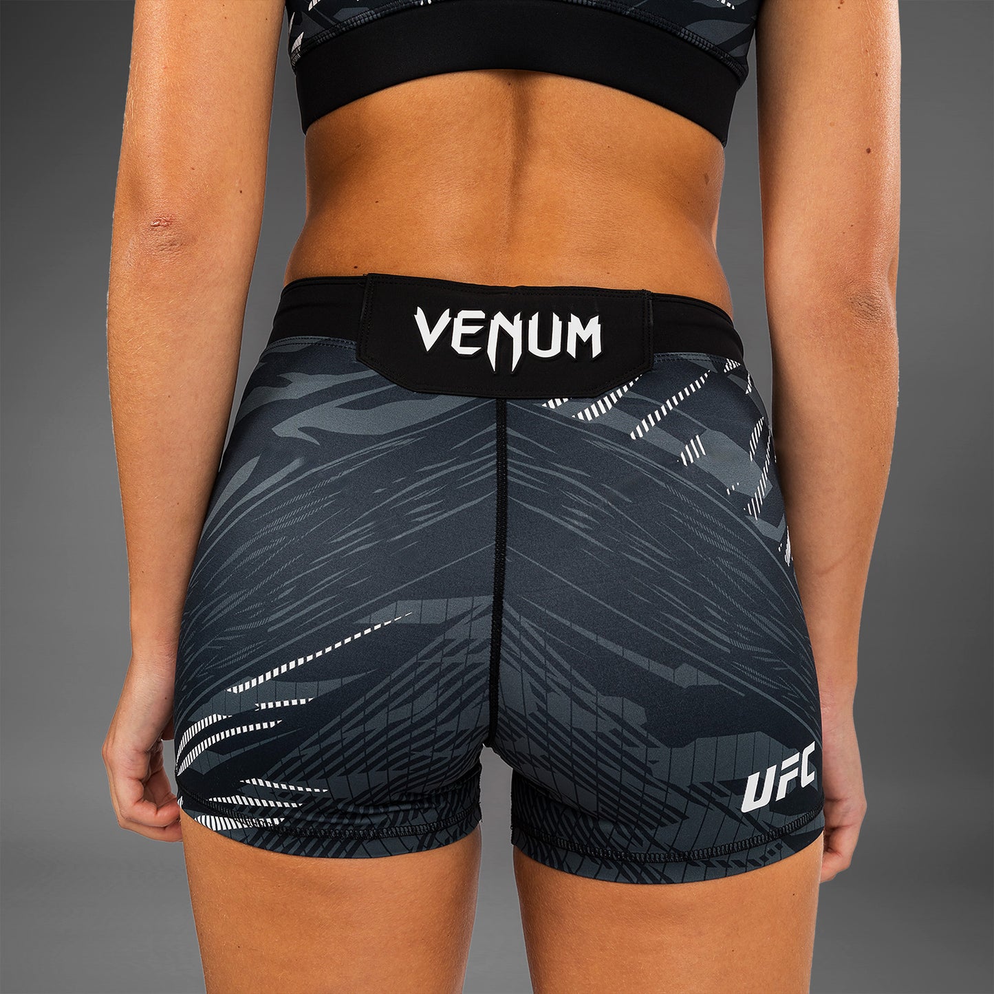 UFC Fusion by Venum Authentic Fight Night 女士综合格斗短裤 – 短款 – 黑色