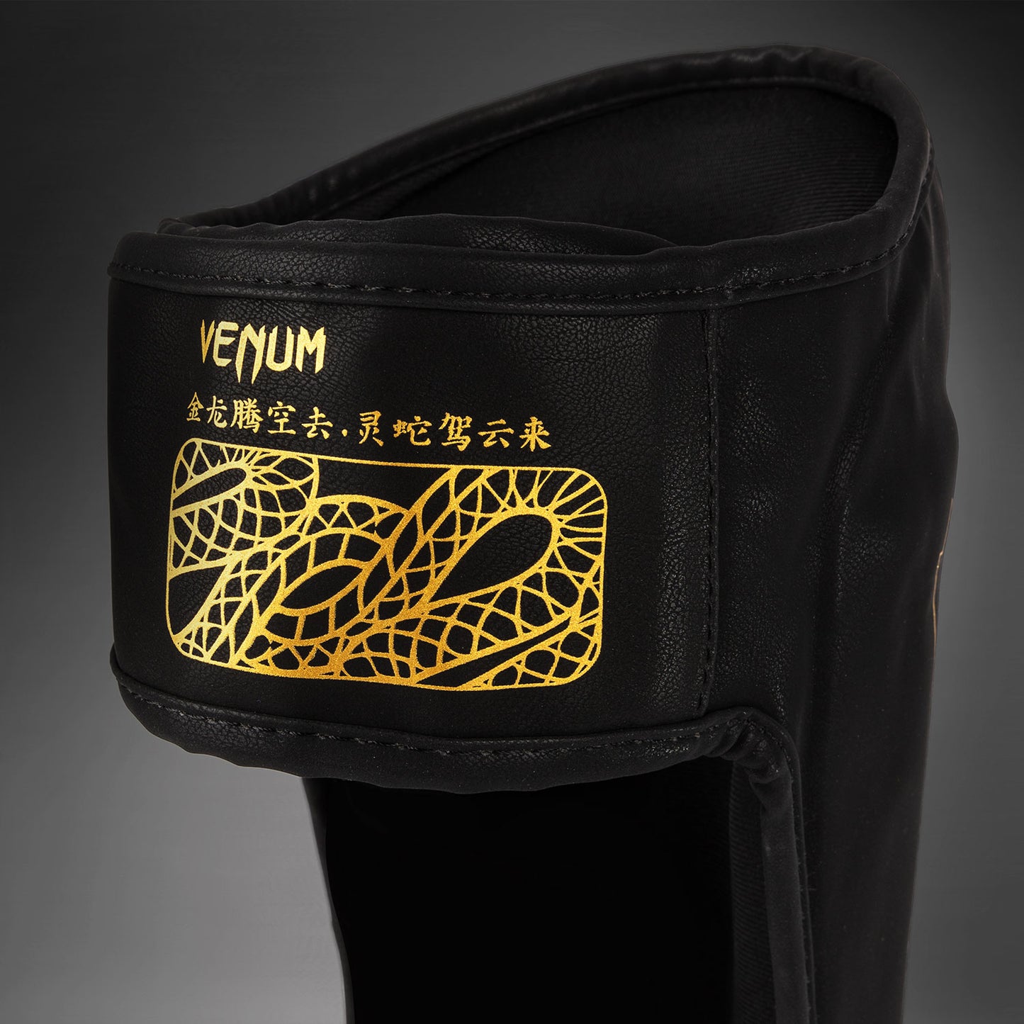 Venum Serpenti 护胫 – 黑色/银色/金色