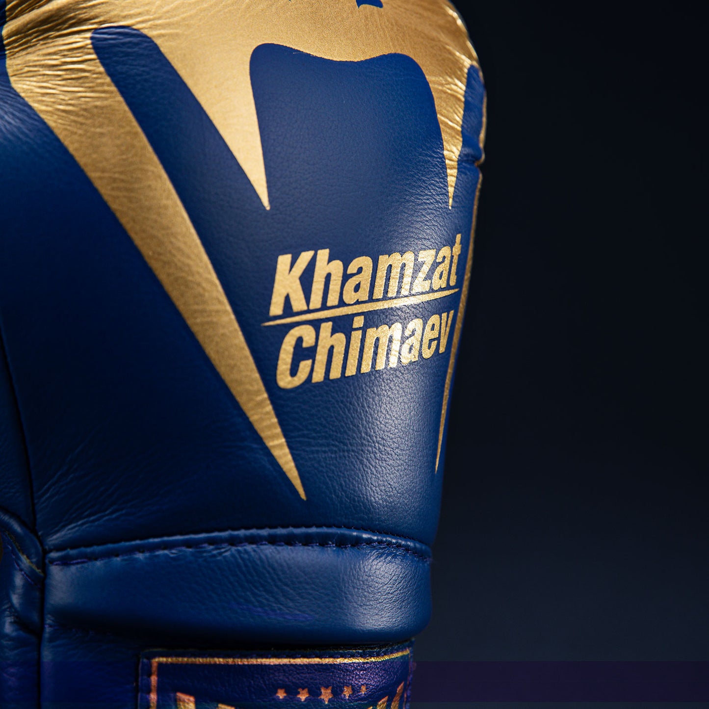 Venum Giant 2.0 Khamzat Chimaev Pro 拳击手套 – 蓝色/金色