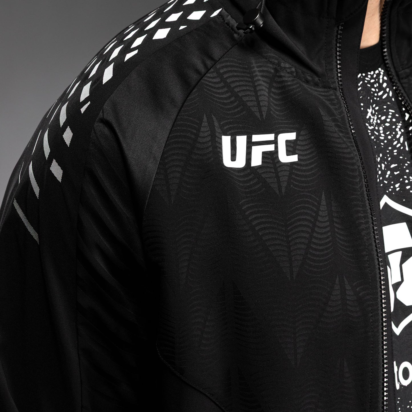 Men’s UFC Zenith by Venum 黑色 Authentic格斗夜出场连帽衫
