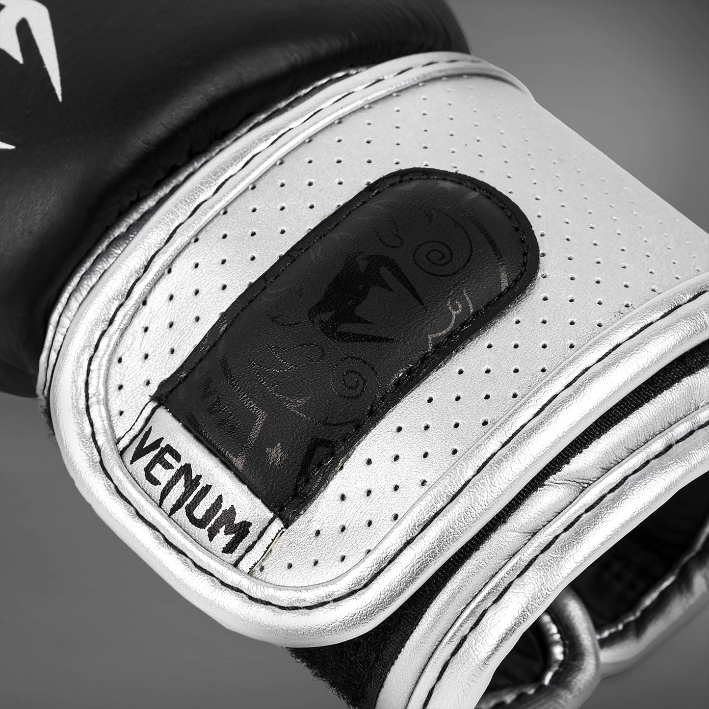 Venum Power 2.0 拳击手套 – 黑色/银色