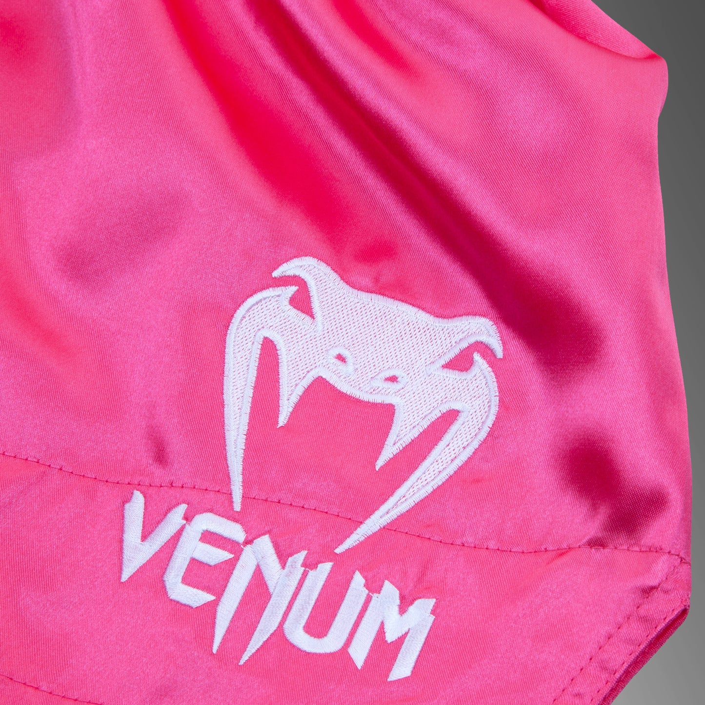 Venum Classic 泰拳短裤 – 粉红色/白色