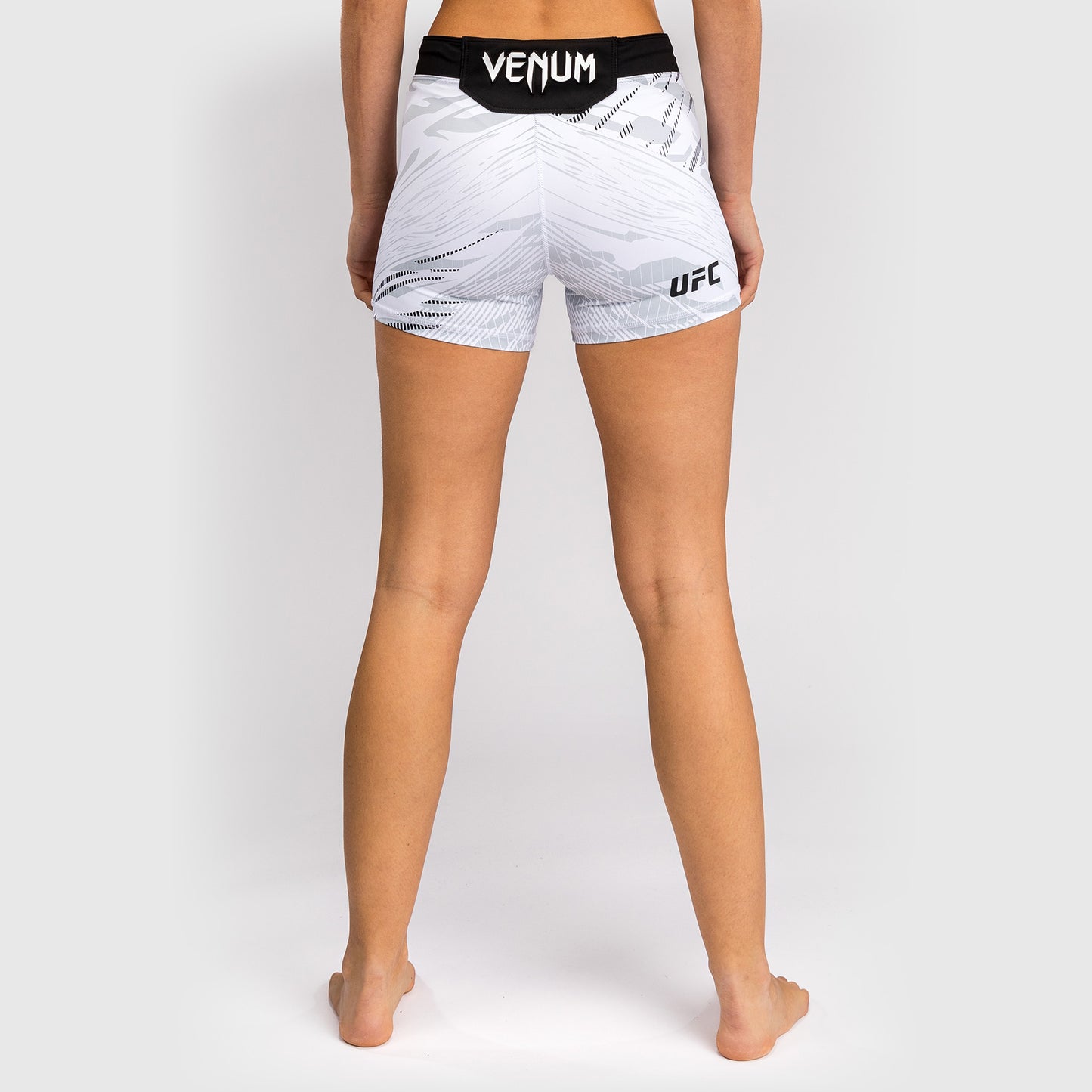 UFC Fusion by Venum 女士综合格斗短裤–短款–白色