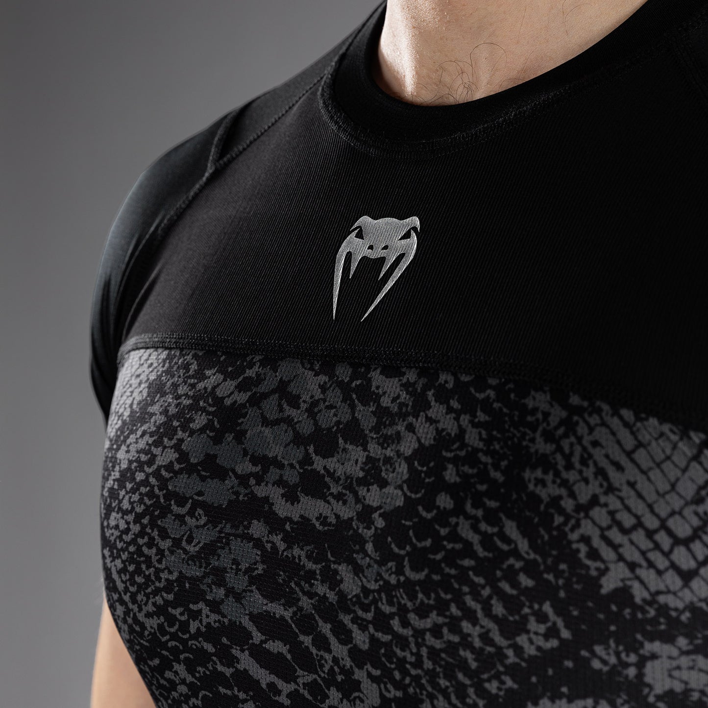 Venum G-Fit Scales 短袖紧身防磨衣 – 黑色/炭灰色