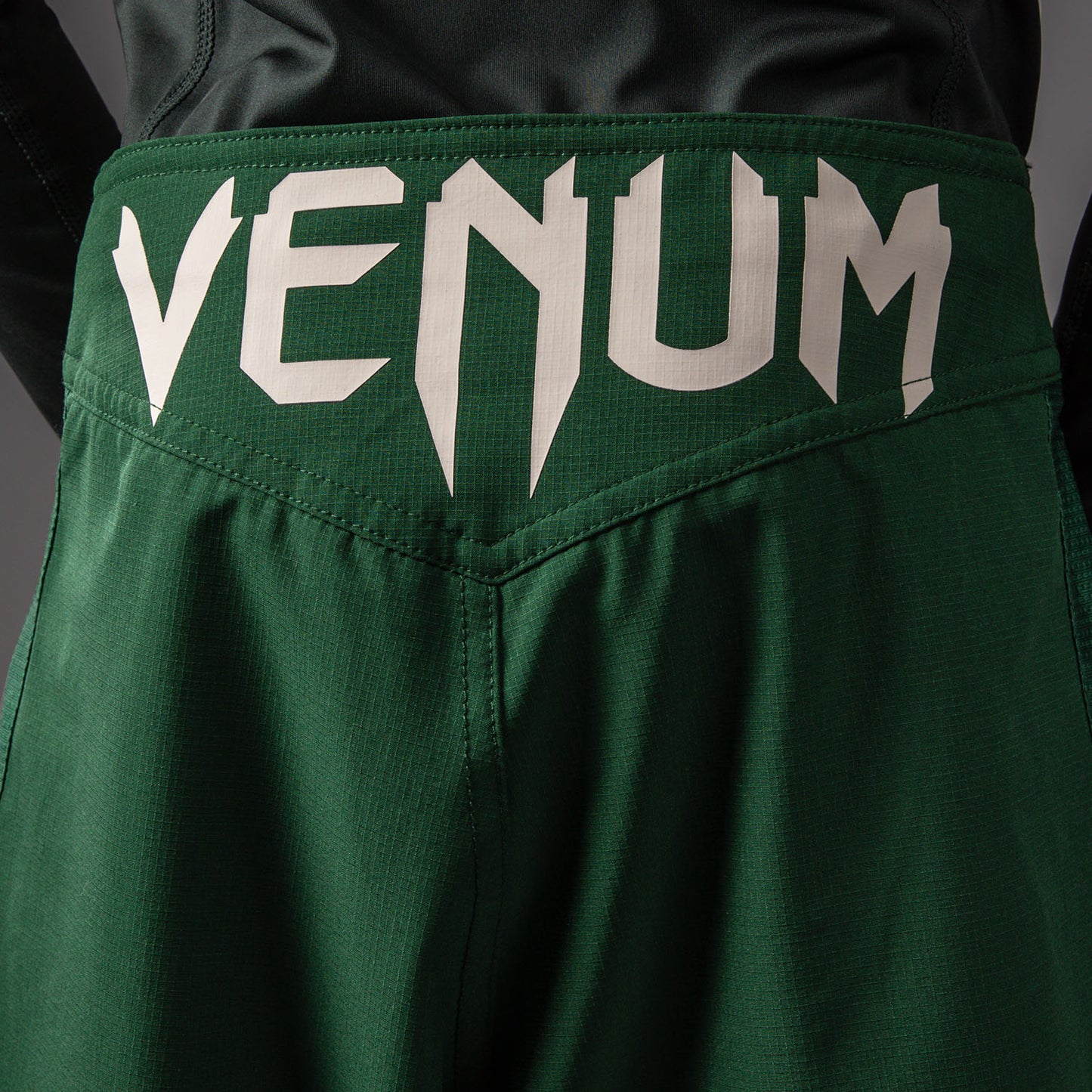 Venum Attack 儿童格斗短裤 – 森林绿/奶白色