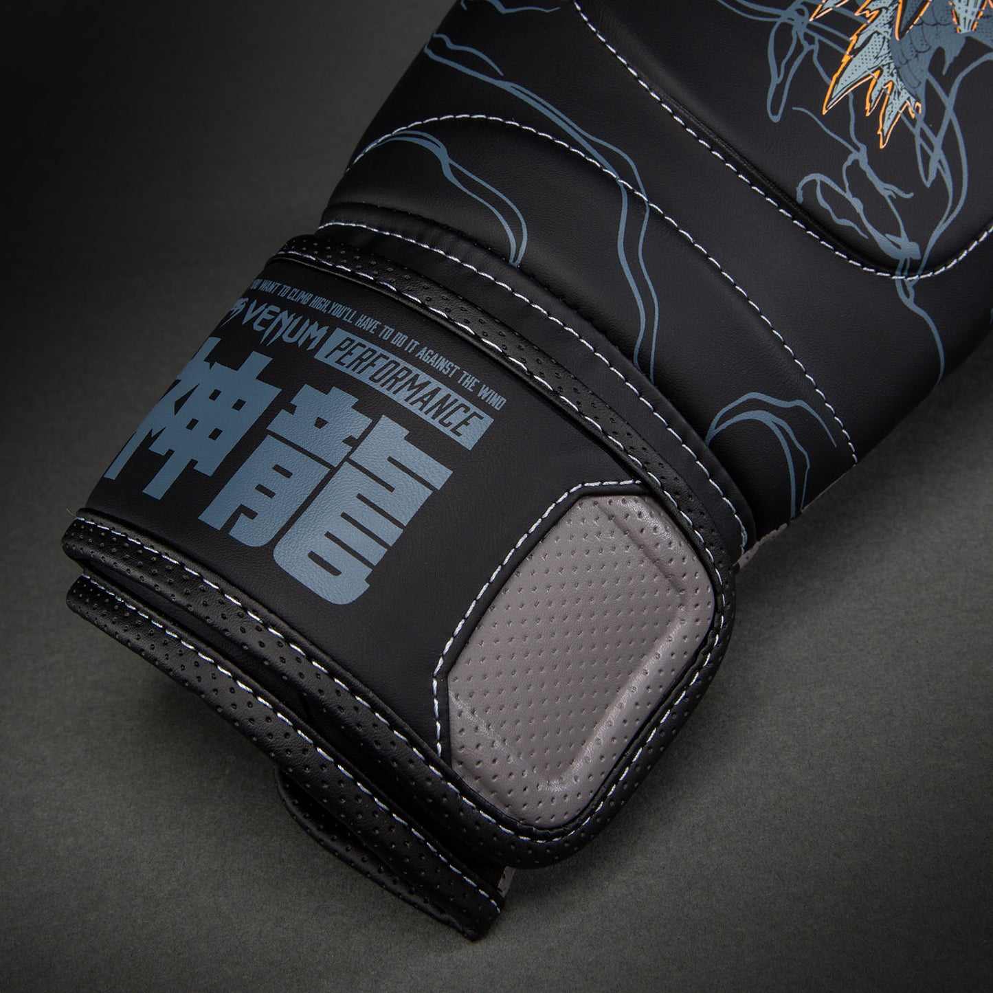 Venum Thunder Dragon 拳击手套 – 黑色/灰色/铜色