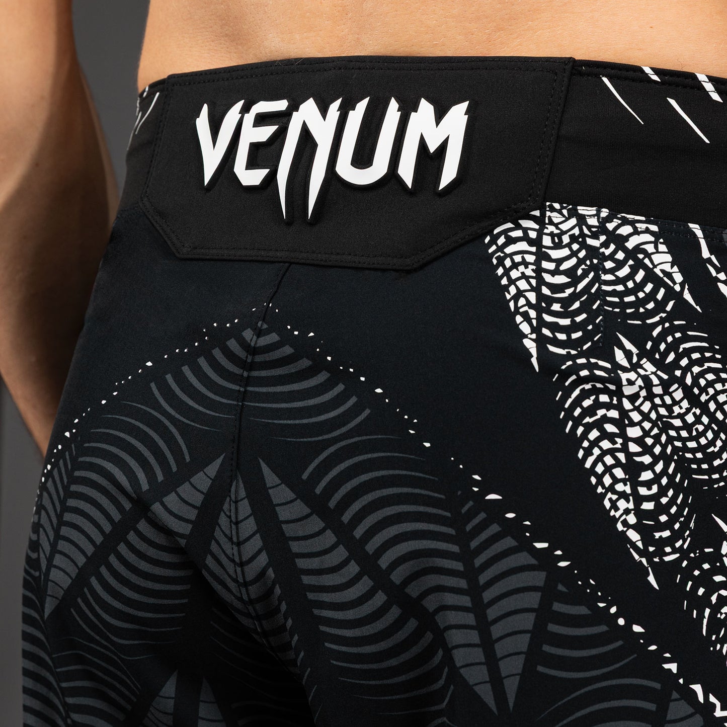 Men's UFC Zenith by Venum 黑色 Authentic格斗之夜角斗士格斗短裤