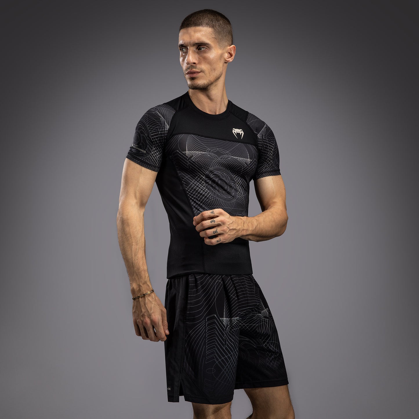 Venum G-Fit Air 男士短袖紧身防磨衣 – 深黑色/沙色