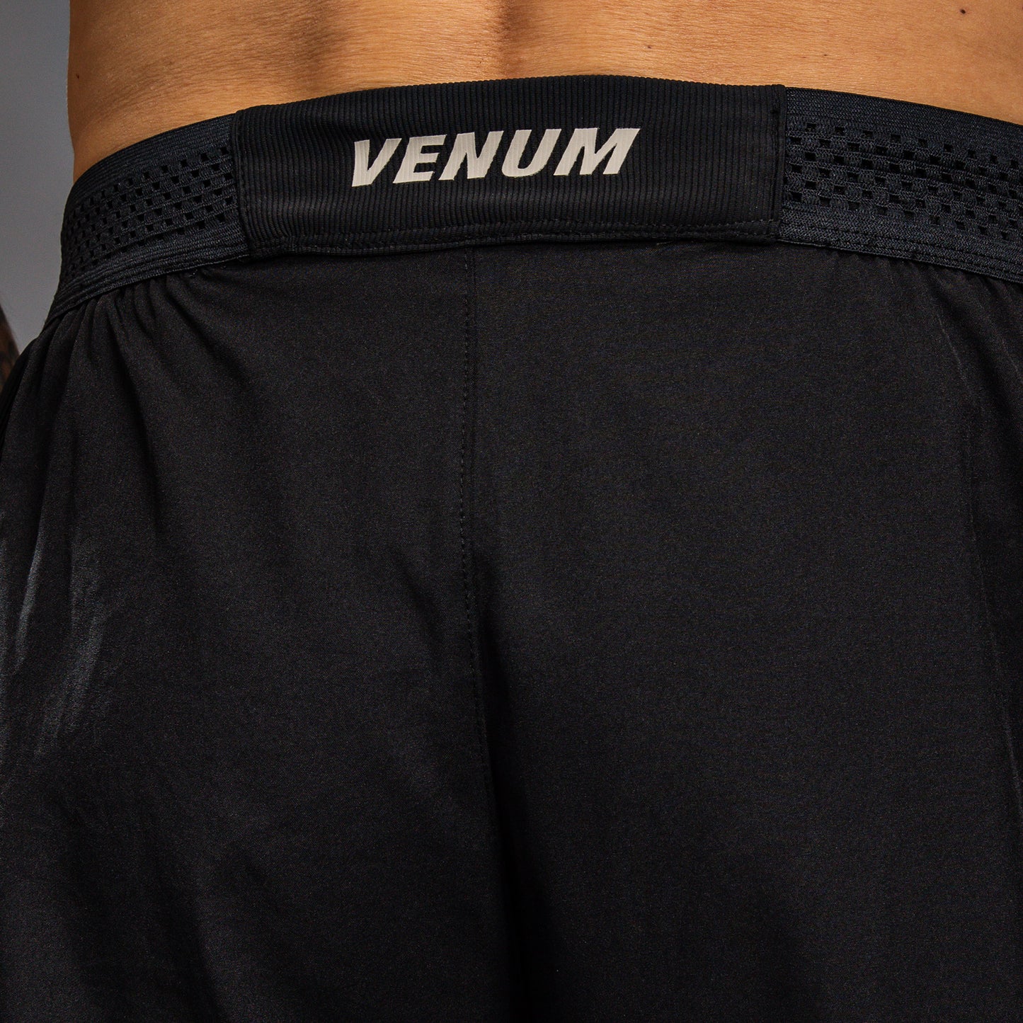 Venum G-Fit Air 男士训练短裤 – 深黑色/沙漠沙色