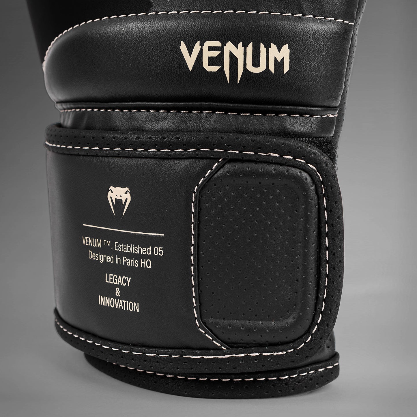 Venum Impact Evo 拳击手套 – 黑色