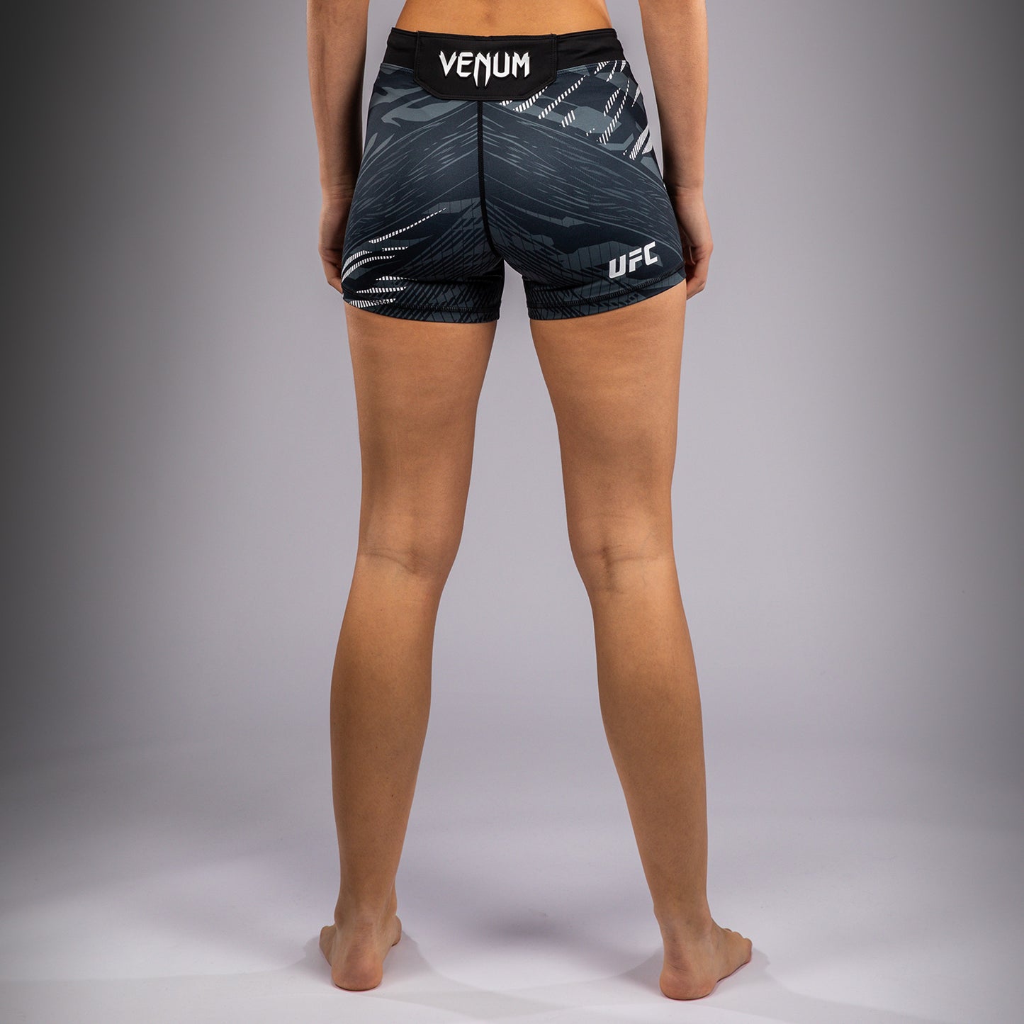 UFC Fusion by Venum Authentic Fight Night 女士综合格斗短裤 – 短款 – 黑色