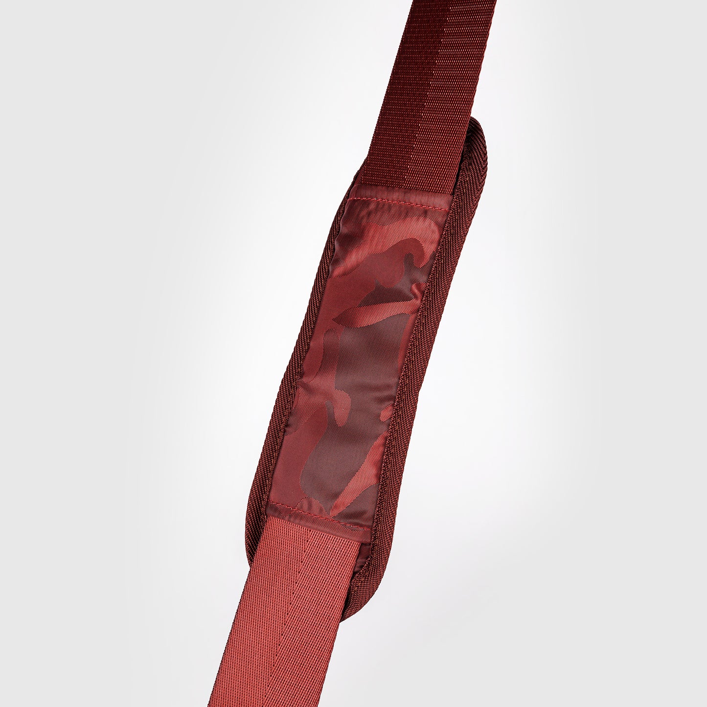 Venum Trainer Lite 运动包 (48升) – 迷彩/酒红色