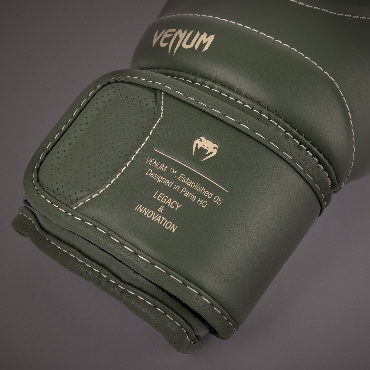 Venum Impact Evo 拳击手套 – 军绿色