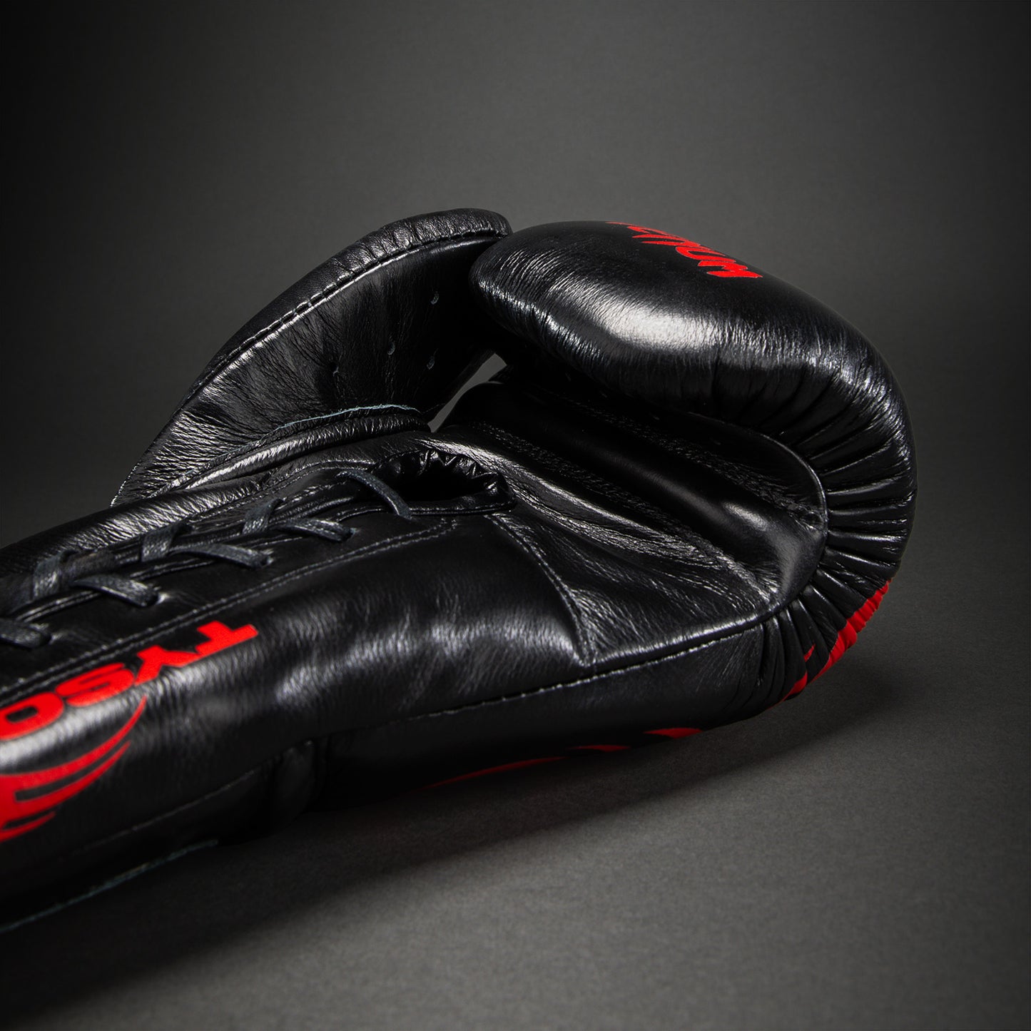 Venum Giant 2.0 Mike Tyson Pro 拳击手套带鞋带 – 黑色/红色