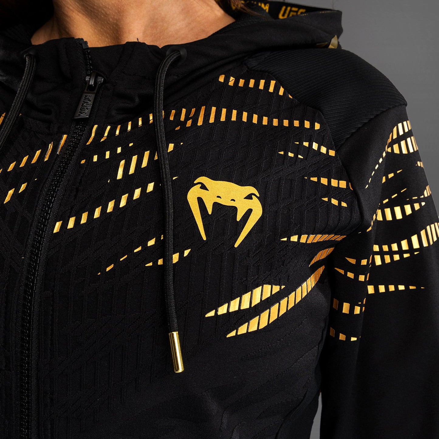 UFC Fusion by Venum Authentic Fight Night 女士款连帽衫–冠军