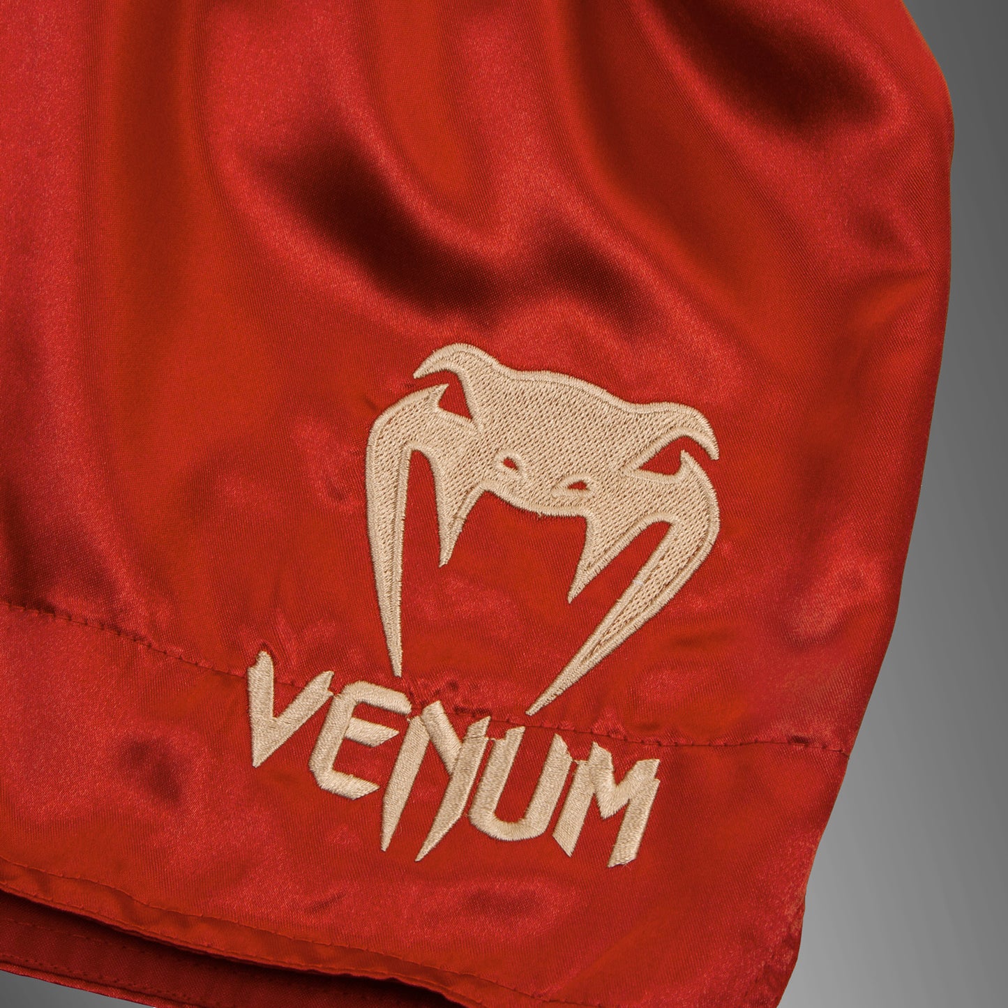 Venum Classic 泰拳短裤 – 酒红色/金色