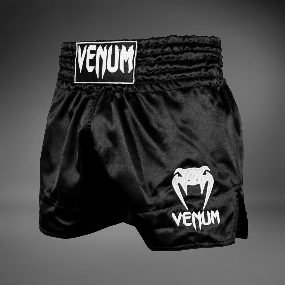 Venum Classic 泰拳短裤 – 黑色/白色