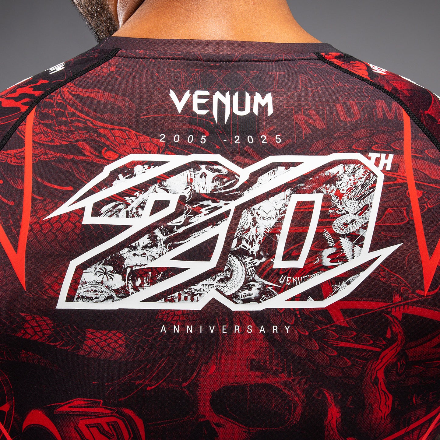 Venum 20周年纪念 短袖紧身防磨衣 – 黑色/红色