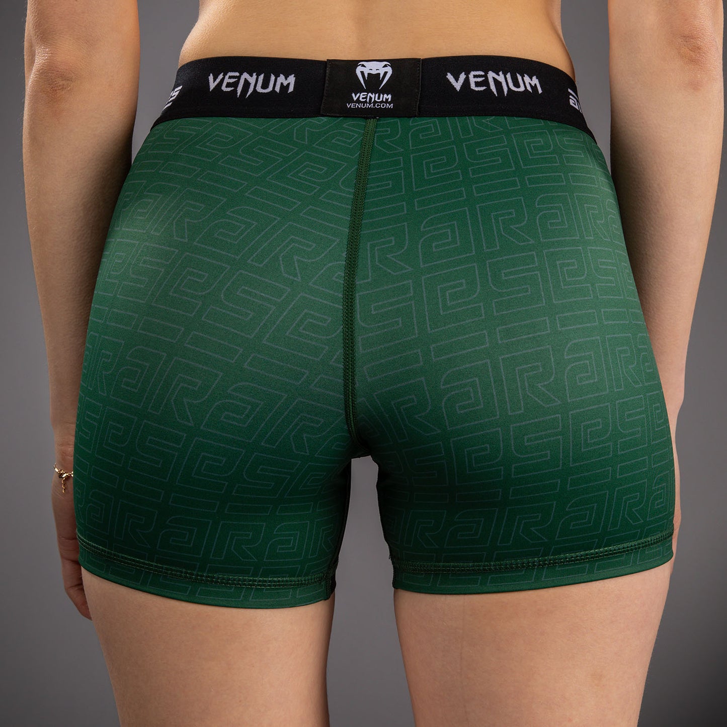 Venum x Ares 2.0 女士训练短裤 – 卡其色