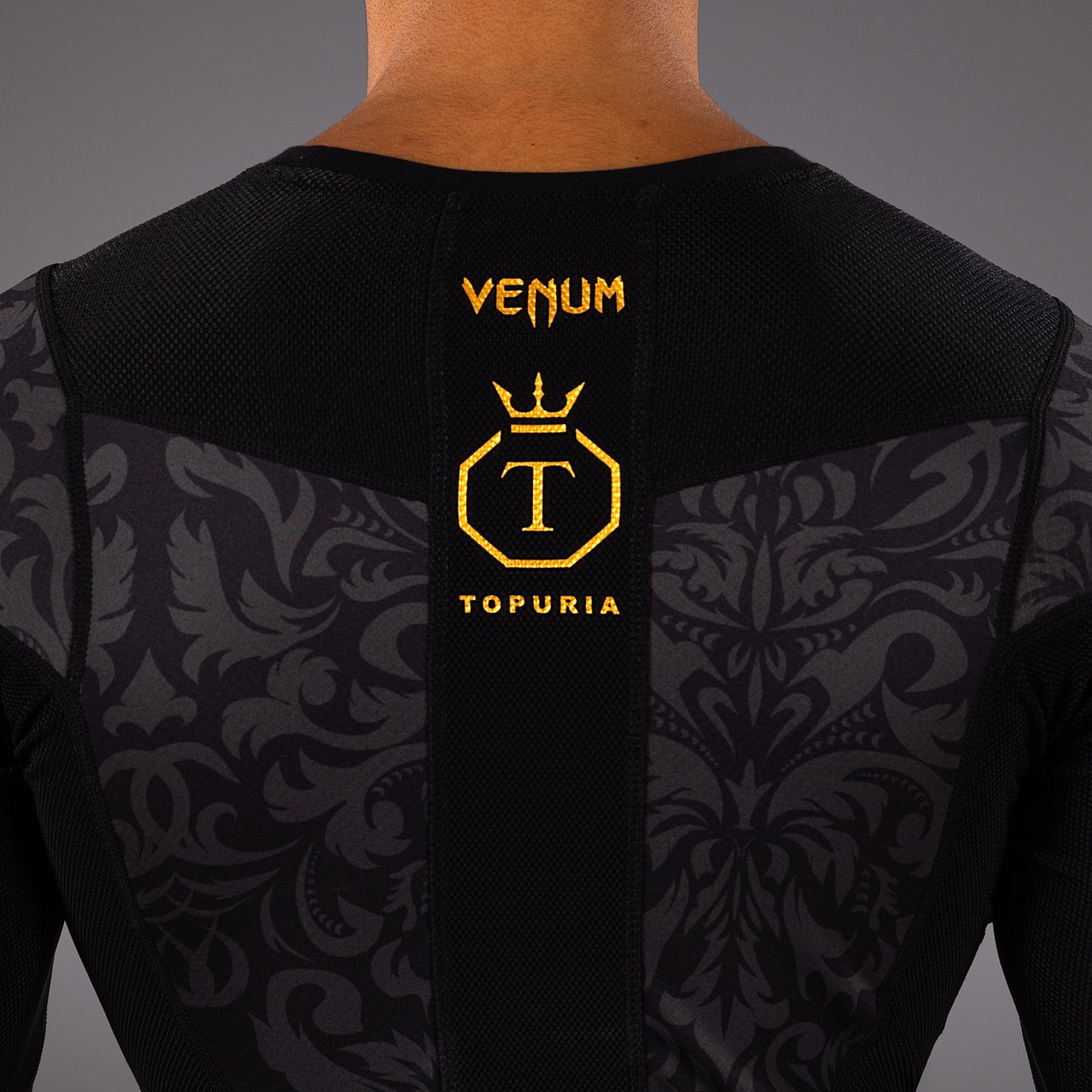 Venum x Topuria Unmatched Edition 长袖紧身防磨衣 – 黑色/金色