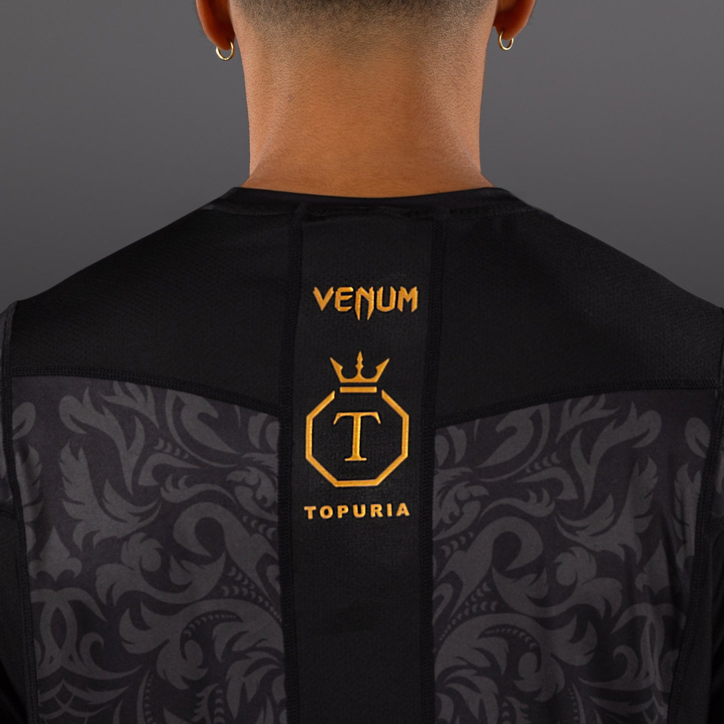 Venum x Topuria Unmatched Edition Dry Tech T恤 – 黑色/金色