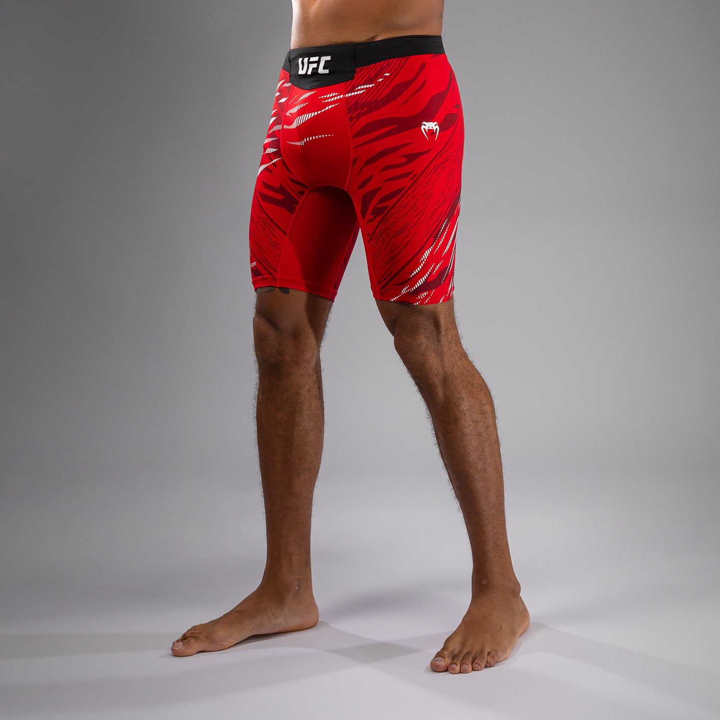 UFC Fusion by Venum Authentic Fight Night 男士综合格斗短裤 – 红色