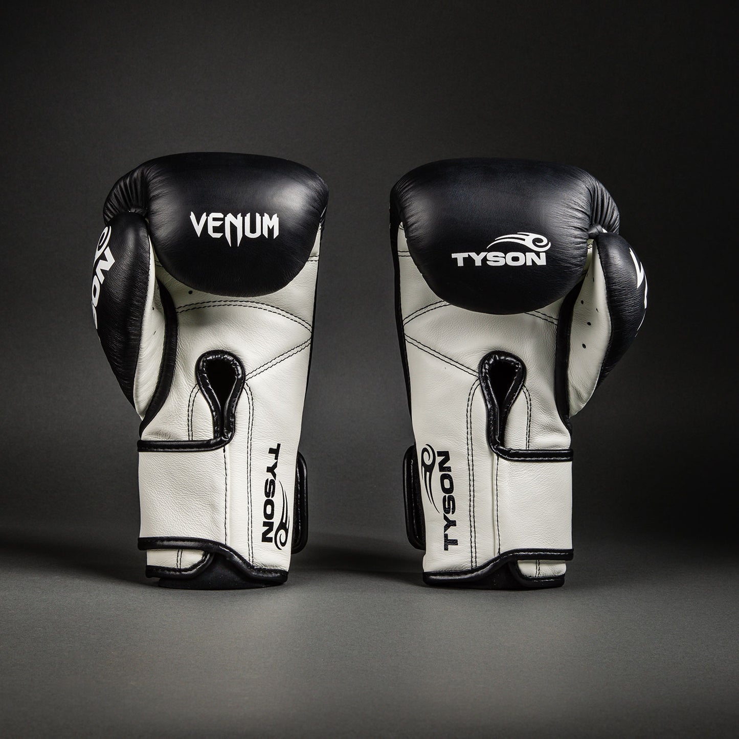Venum Giant 2.0 Mike Tyson Pro 拳击手套 – 深黑色/光学白色