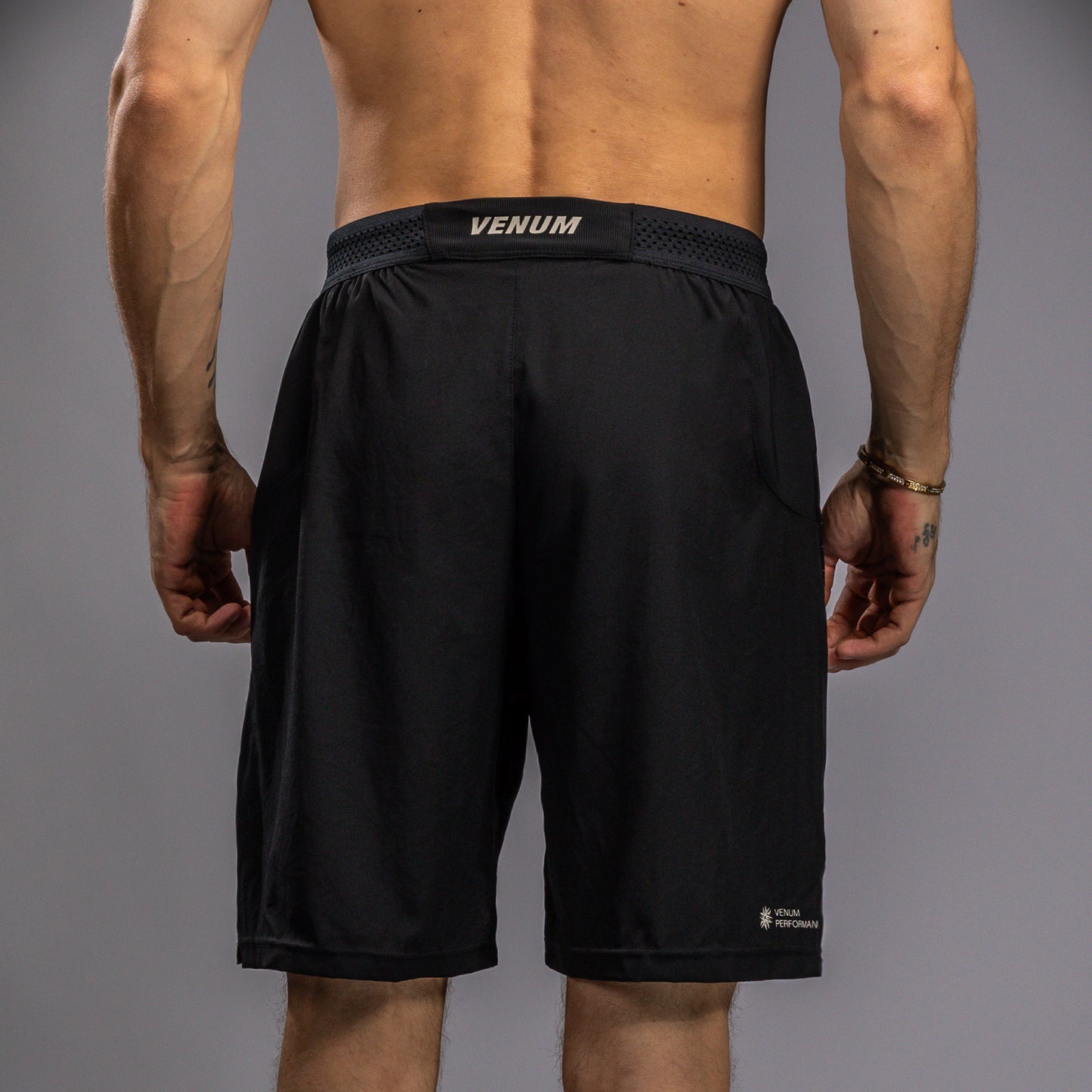 Venum G-Fit Air 男士训练短裤 – 深黑色/沙漠沙色