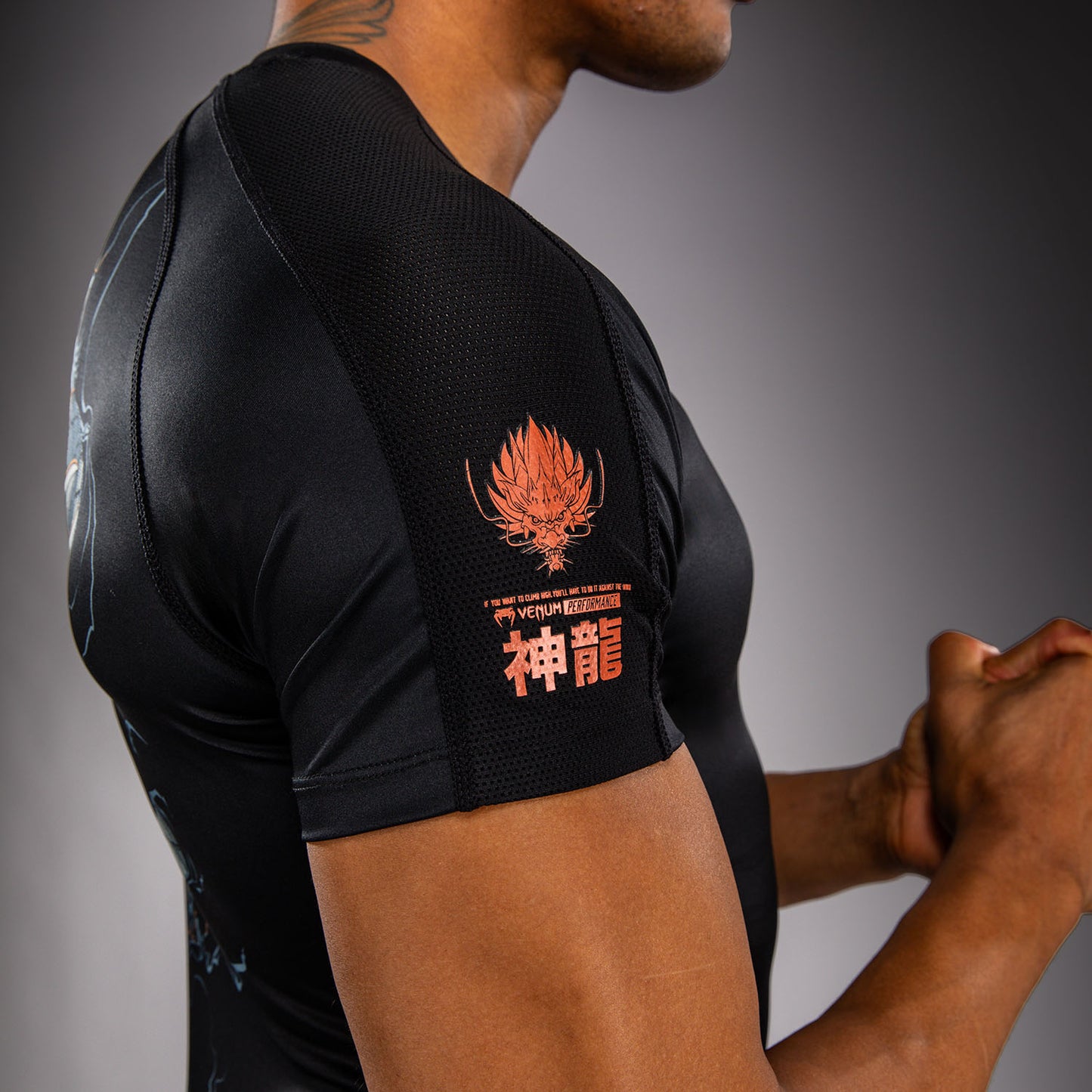 Venum Thunder Dragon 短袖紧身防磨衣 – 黑色/灰色/铜色