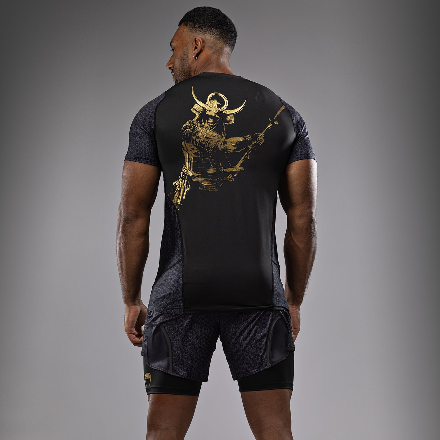 Venum x Assassin's Creed Shadows Dry Tech T恤 – 黑色/金色