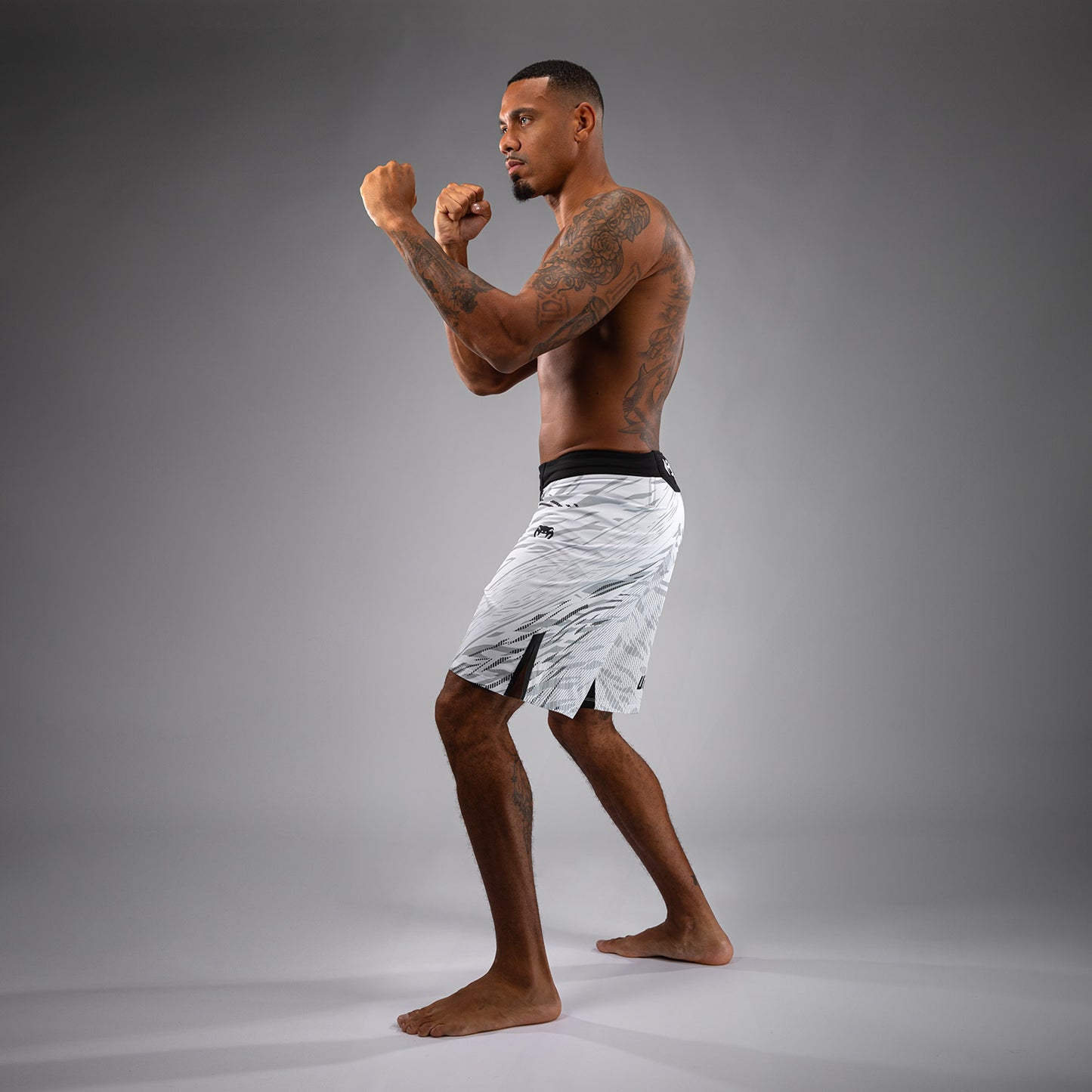 UFC Fusion by Venum Authentic Fight Night 男士格斗短裤–长款–白色
