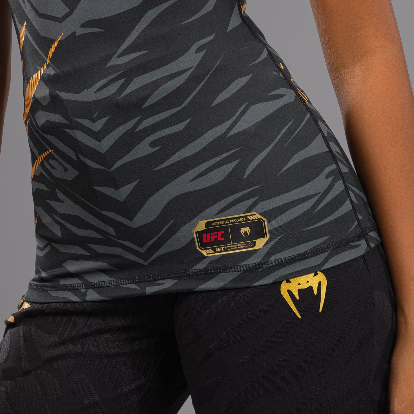 UFC Fusion by Venum Authentic Fight Night 女士紧身防磨衣–冠军款–短袖