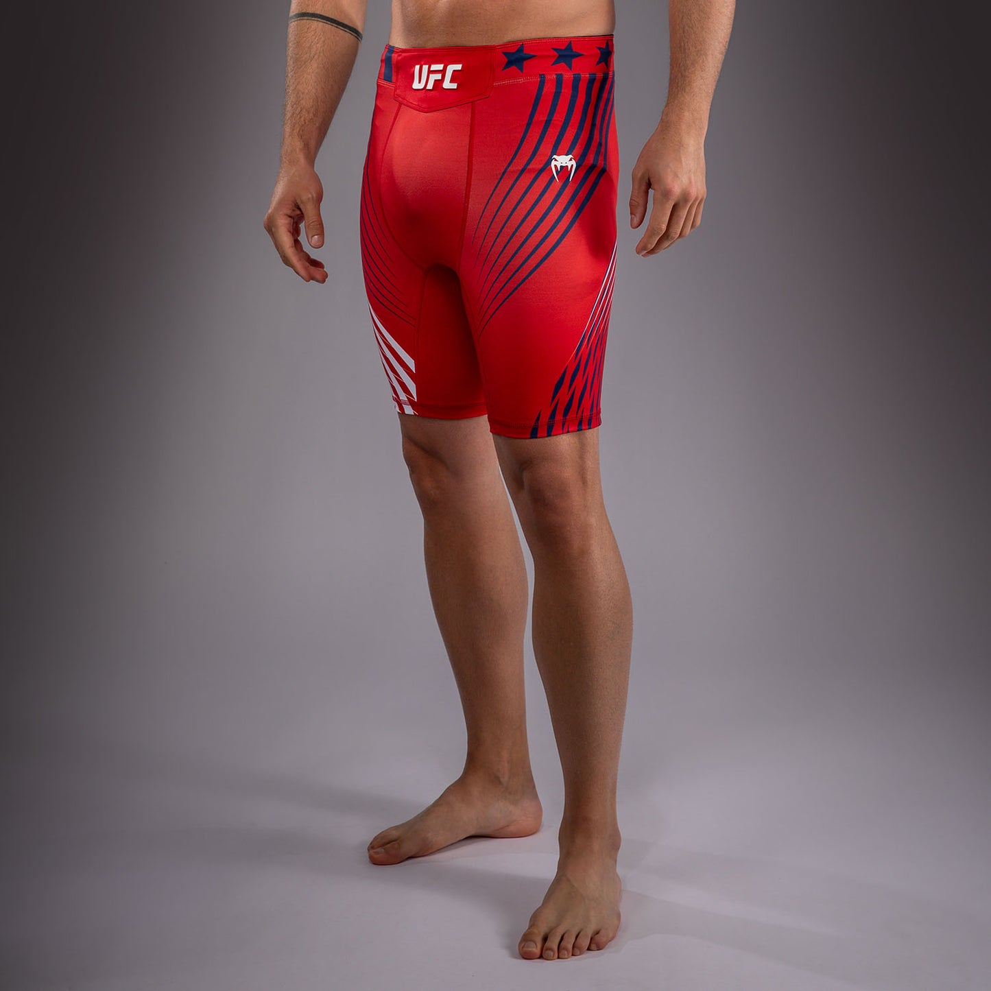 Official UFC Freedom 250 by Venum 男士 Authentic Fight Night Vale Tudo 紧身格斗短裤 - 红色