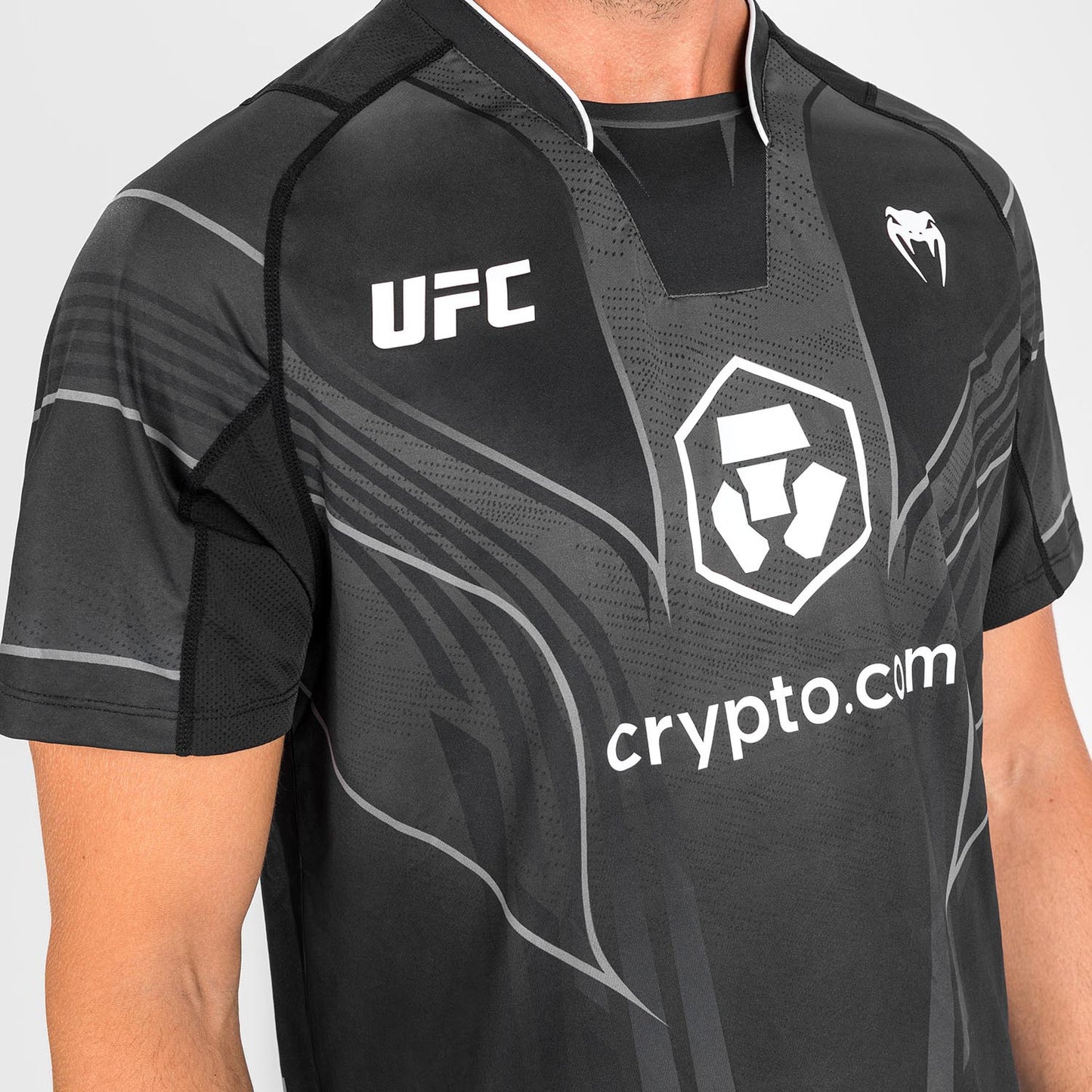 UFC Venum Authentic Fight Night 2.0 Kit 男士走场T恤 – 黑色