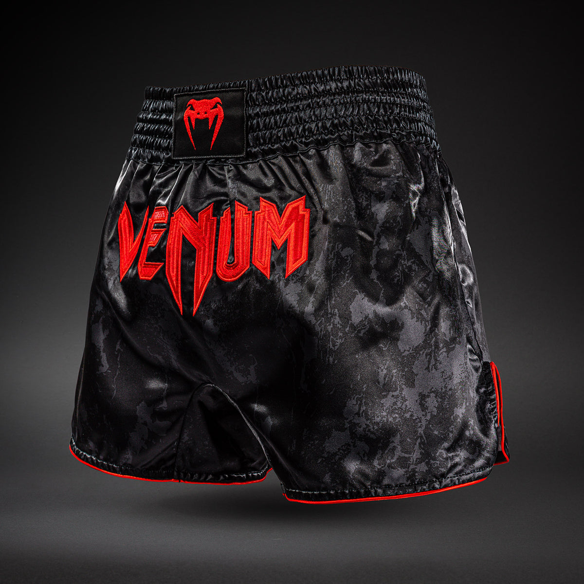 Venum x Batman 泰拳短裤 - 黑色/红色
