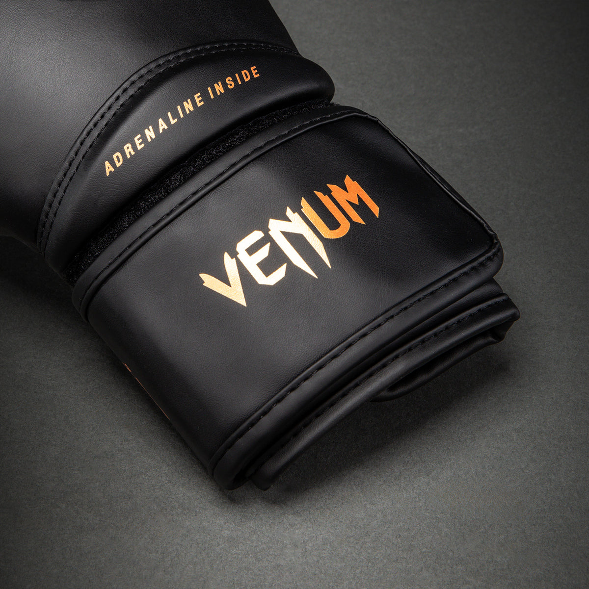 Venum Contender 1.5 拳击手套 - 黑色/金色