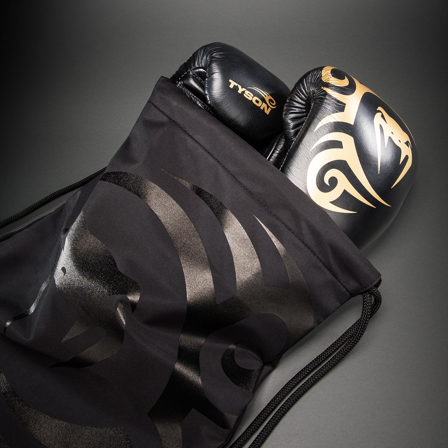 Venum Giant 2.0 Mike Tyson Pro 拳击手套带鞋带 – 黑色/金色