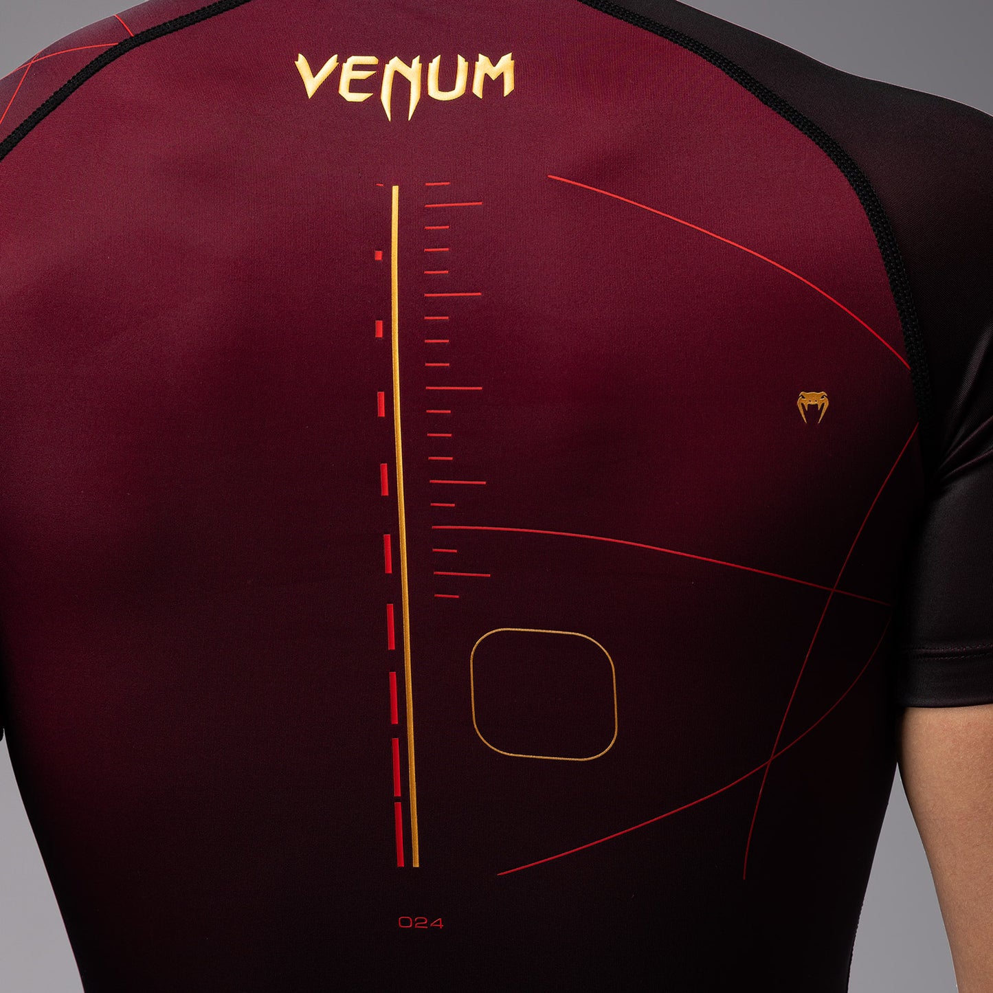 Venum Tactical XT 短袖紧身防磨衣 – 黑色/酒红色/金色