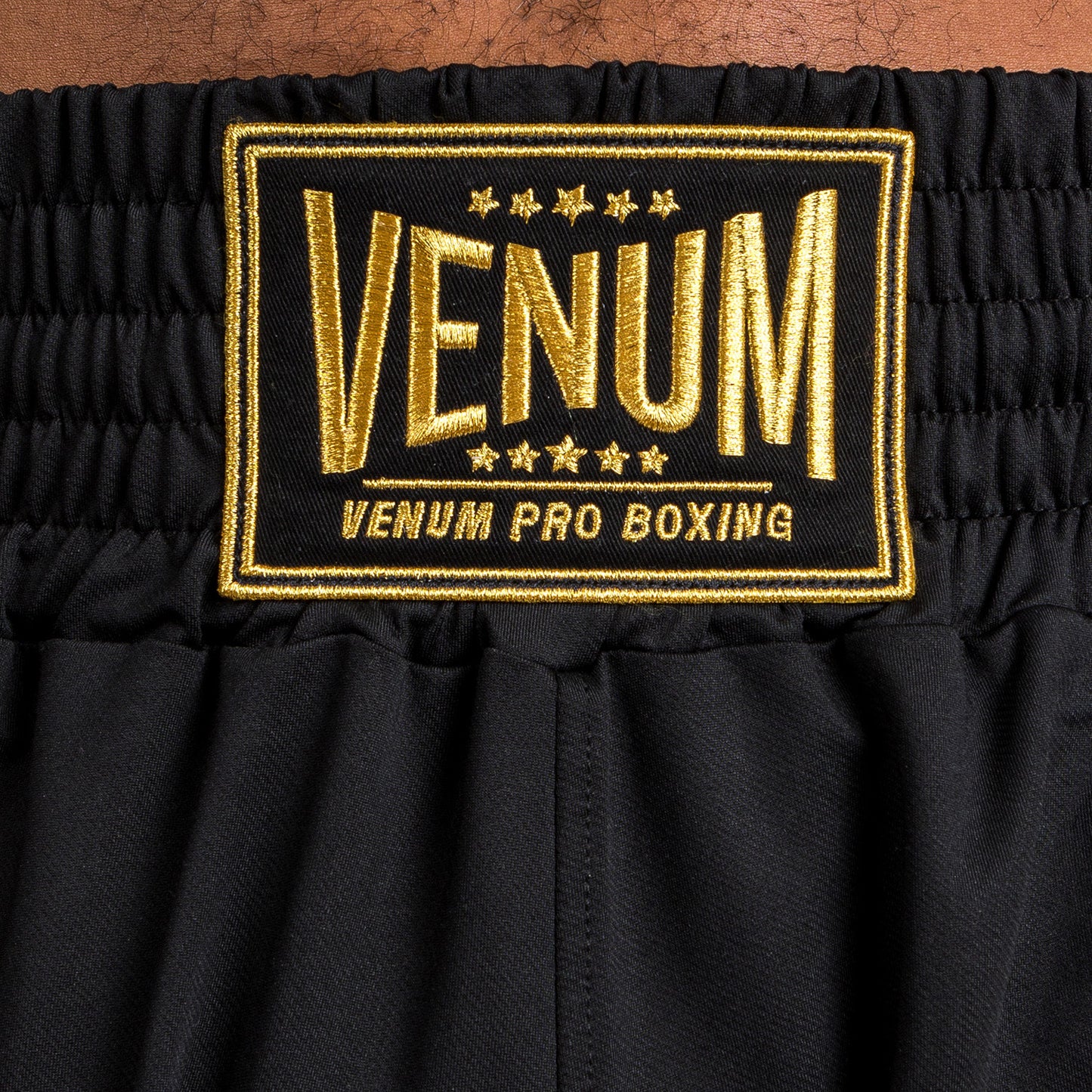 Venum Classic 拳击短裤 – 黑色/金色
