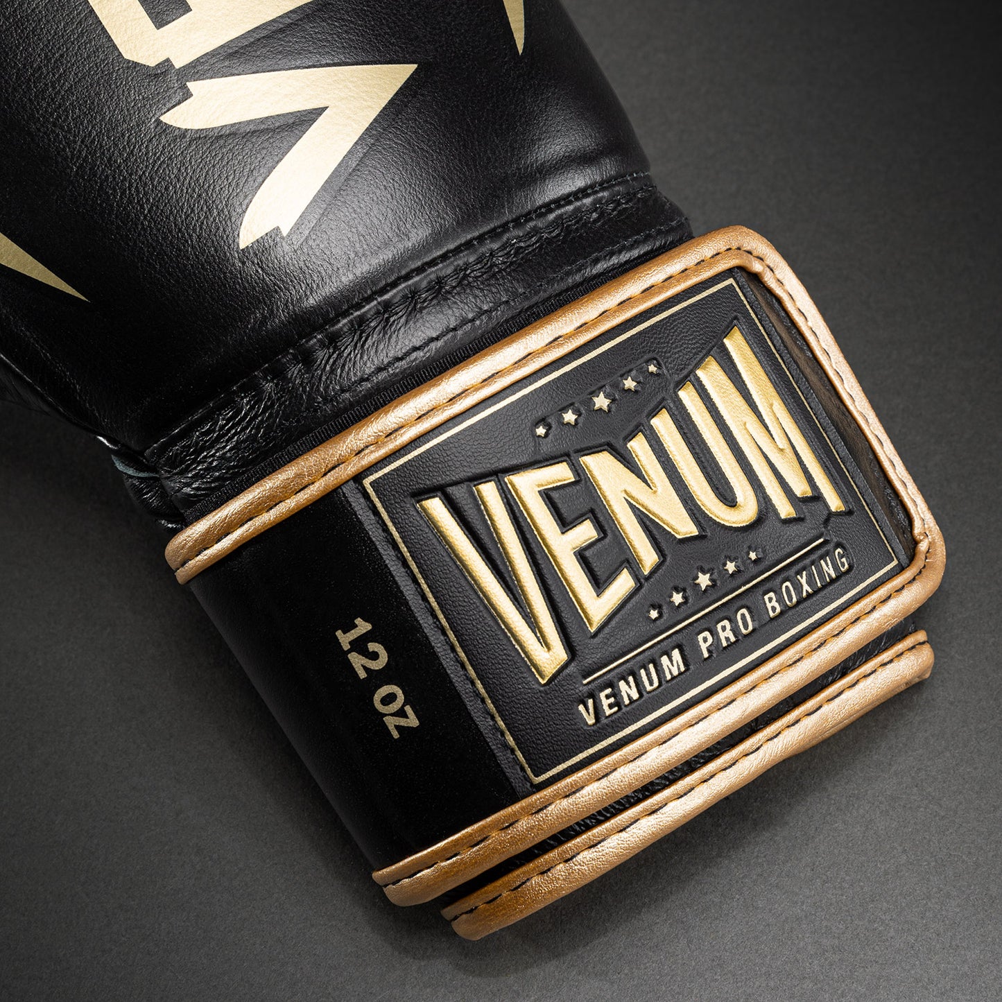 Venum Hammer Pro 拳击手套 魔术贴 – 黑色/金色